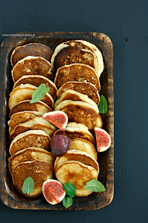 http://www.greencooking.pl/2014/09/pancakes-z-figami.html