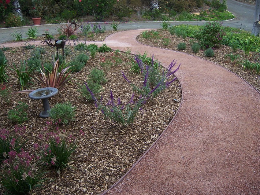 The 2 Minute Gardener Photo DG Pathway with Synthetic Bender Board