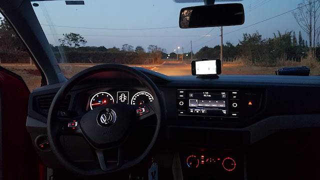 Novo VW Polo 2018 - painel com iluminação ambiente