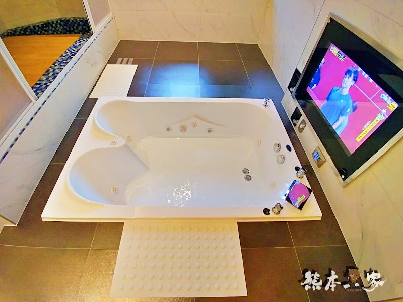 三重江月行館|挑高房型與媲美好樂迪KTV視聽室獨立空間|大窗綠化環境好舒適