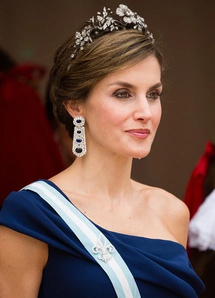 Queen Letizia wore a Navy blue gown, Diamond necklace, diamond earrings, diamon tiara. Princess Anne tiara and necklace, and wore lace dress