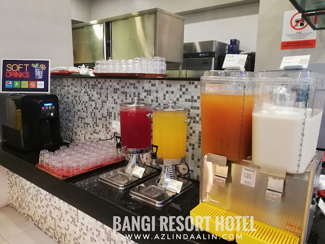 BUFFET CAHAYA RAMADAN 2019 BUKA PUASA DI BANGI RESORT HOTEL - Bila tibanya bulan puasa Ramadan, majlis buka puasa secara buffet memang tak asing lagi di negara kita ini. Jadi ! Entri hari ini, mummy Nak kongsikan pada korang BUFFET CAHAYA RAMADAN 2019 BUKA PUASA DI BANGI RESORT HOTEL. BUFFET CAHAYA RAMADAN 2019 BUKA PUASA DI BANGI RESORT HOTEL Mungkin ada yang tercari-cari tempat makan untuk majlis berbuka di sekitar Bangi dan Putrajaya samada berbuka puasa dengan keluarga, kawan sepejabat, sanak saudara atau rakan-rakan. Nak nampak best berbuka puasa secara esklusif ni, memang mummy highly recommended BUFFET CAHAYA RAMADAN 2019 BUKA PUASA DI BANGI RESORT HOTEL BUFFET CAHAYA RAMADAN 2019 BUKA PUASA DI BANGI RESORT HOTEL akan berada di Restoran Funtasia tingkat 1 di Bangi Resort Hotel. Ada yang tanya mummy, hotel baru ke tu?? Tak pernah dengar nama BANGI RESORT HOTEL tu pun. Oh ya ! Kalau korang nak tahu... hotel ni, dulu kala pernah menggunakan nama HOTEL EQUATORIAL BANGI dan juga HOTEL BANGI-PUTRAJAYA. Jangan tanya mummy lelebih kenapa mereka tukar nama ye ! LEBIH 200 SELEKSI PILIHAN MENU BUFFET CAHAYA RAMADAN 2019 BUKA PUASA DI BANGI RESORT HOTEL Kalau korang nak tahu, sebenarnya berbaloi ke BUFFET CAHAYA RAMADAN 2019 BUKA PUASA DI BANGI RESORT HOTEL. Sebab mereka menghidangkan lebih 200 seleksi pilihan menu untuk BUFFET CAHAYA RAMADAN 2019 BUKA PUASA DI BANGI RESORT HOTEL. Banyak,kan ! Jadi bagi sesiapa yang picky eater. Mummy yakin, dalam banyak-banyak menu di sini pasti ada pilihan yang sesuai ! BUFFET CAHAYA RAMADAN 2019 BUKA PUASA DI BANGI RESORT mengetengahkan menu masakan kampung serta antarabangsa. Terdapat bermacam-macam pilihan makanan dari chef-chef yang hebat dari pembuka selera, mee, nasi, pelbagai lauk sehingga ke pemanis mulut Pilihan minuman yang beraneka jenis dari minuman panas hinggalah ke minuman sejuk Pelbagai sambal : sambal hitam, sambal belacan, sambal tempoyak, sambal mangga, sambal kicap dan lain-lain Tak lupa juga, kid's corner yang di tunggu-tunggu oleh anak-anak kami ! Nasi Kerabu dan Ayam berempah Satay ayam dan daging Japanese Stall juga ada di sini ! Buffet Ramadan di sini memang KAMBING BAKAR ini WAJIB ! Tarikan istimewa tahun ini, ada kehadiran robot bernama "Robbie" yang boleh menyediakan aiskrim dan minuman berasaskan kopi. Nak tahu macam mana? Haaa..bab ni, kena datang sendiri pada bulan Ramadhan nanti. Semua menu BUFFET CAHAYA RAMADAN 2019 BUKA PUASA DI BANGI RESORT HOTEL memang banyak dan boleh memuaskan hati pengunjung. Jangan ragu-ragu bab HALAL. Dapur Funtasia, harmoni, pastry dan banquet semuanya HALAL serta disahkan oleh JAKIM ANAK-ANAK LEPAK SANTAI DI KOLAM IKAN BANGI RESORT HOTEL Sementara nak tunggu waktu buka puasa, anak-anak boleh beriadah di luar BANGI RESORT HOTEL untuk memberi ikan makan di kolam ikan atau ambil angin di kawasan kolam renang. Anak-anak kecil pastinya suka aktiviti sebegini, dan taklah mereka bosan menunggu waktu buffet buka puasa atau waktu makan malam yang panjang. Makanan ikan boleh di dapati dan di beli di lobi hotel. Jangan masukkan sebarangan makanan tau ! Ikan di sini lain. Mereka ada allergy tersendiri. HARGA BUFFET CAHAYA RAMADAN 2019 BUKA PUASA DI BANGI RESORT HOTEL Berapa HARGA BUFFET CAHAYA RAMADAN 2019 BUKA PUASA DI BANGI RESORT HOTEL ? Harga BUFFET CAHAYA RAMADAN 2019 BUKA PUASA DI BANGI RESORT HOTEL adalah serti di bawah :- Beli dari tarikh 15 MAC - 15 APRIL 2019 : RM75++ (dewasa) dan RM37. 50++ (kanak-kanak) PRA BAYAR (24 JAM SEBELUM) : RM90++ (dewasa) dan RM45++ (kanak-kanak) WALK IN DAN HARGA BIASA : RM120++ (dewasa) dan RM60 (kanak-kanak) Bagi setiap pelanggan dewasa yang membeli pakej BUFFET CAHAYA RAMADAN 2019 BUKA PUASA DI BANGI RESORT HOTEL. Setiap RM3.50 akan di salurkan ke tabung Islamic Relief Malaysia. Untuk tempahan, hubungi : Telefon : 03-82102222 Email : fb_reservations@hotelbangi-putrajaya.com Website : www.bangiresorthotel.com BUFFET CAHAYA RAMADAN 2019 BUKA PUASA DI BANGI RESORT HOTEL - Bila tibanya bulan puasa Ramadan, majlis buka puasa secara buffet memang tak asing lagi di negara kita ini. Jadi ! Entri hari ini, mummy Nak kongsikan pada korang BUFFET CAHAYA RAMADAN 2019 BUKA PUASA DI BANGI RESORT HOTEL. BUFFET CAHAYA RAMADAN 2019 BUKA PUASA DI BANGI RESORT HOTEL Mungkin ada yang tercari-cari tempat makan untuk majlis berbuka di sekitar Bangi dan Putrajaya samada berbuka puasa dengan keluarga, kawan sepejabat, sanak saudara atau rakan-rakan. Nak nampak best berbuka puasa secara esklusif ni, memang mummy highly recommended BUFFET CAHAYA RAMADAN 2019 BUKA PUASA DI BANGI RESORT HOTEL BUFFET CAHAYA RAMADAN 2019 BUKA PUASA DI BANGI RESORT HOTEL akan berada di Restoran Funtasia tingkat 1 di Bangi Resort Hotel. Ada yang tanya mummy, hotel baru ke tu?? Tak pernah dengar nama BANGI RESORT HOTEL tu pun. Oh ya ! Kalau korang nak tahu... hotel ni, dulu kala pernah menggunakan nama HOTEL EQUATORIAL BANGI dan juga HOTEL BANGI-PUTRAJAYA. Jangan tanya mummy lelebih kenapa mereka tukar nama ye ! LEBIH 200 SELEKSI PILIHAN MENU BUFFET CAHAYA RAMADAN 2019 BUKA PUASA DI BANGI RESORT HOTEL Kalau korang nak tahu, sebenarnya berbaloi ke BUFFET CAHAYA RAMADAN 2019 BUKA PUASA DI BANGI RESORT HOTEL. Sebab mereka menghidangkan lebih 200 seleksi pilihan menu untuk BUFFET CAHAYA RAMADAN 2019 BUKA PUASA DI BANGI RESORT HOTEL. Banyak,kan ! Jadi bagi sesiapa yang picky eater. Mummy yakin, dalam banyak-banyak menu di sini pasti ada pilihan yang sesuai ! BUFFET CAHAYA RAMADAN 2019 BUKA PUASA DI BANGI RESORT mengetengahkan menu masakan kampung serta antarabangsa. Terdapat bermacam-macam pilihan makanan dari chef-chef yang hebat dari pembuka selera, mee, nasi, pelbagai lauk sehingga ke pemanis mulut Pilihan minuman yang beraneka jenis dari minuman panas hinggalah ke minuman sejuk Pelbagai sambal : sambal hitam, sambal belacan, sambal tempoyak, sambal mangga, sambal kicap dan lain-lain Tak lupa juga, kid's corner yang di tunggu-tunggu oleh anak-anak kami ! Nasi Kerabu dan Ayam berempah Satay ayam dan daging Japanese Stall juga ada di sini ! Buffet Ramadan di sini memang KAMBING BAKAR ini WAJIB ! Tarikan istimewa tahun ini, ada kehadiran robot bernama "Robbie" yang boleh menyediakan aiskrim dan minuman berasaskan kopi. Nak tahu macam mana? Haaa..bab ni, kena datang sendiri pada bulan Ramadhan nanti. Semua menu BUFFET CAHAYA RAMADAN 2019 BUKA PUASA DI BANGI RESORT HOTEL memang banyak dan boleh memuaskan hati pengunjung. Jangan ragu-ragu bab HALAL. Dapur Funtasia, harmoni, pastry dan banquet semuanya HALAL serta disahkan oleh JAKIM ANAK-ANAK LEPAK SANTAI DI KOLAM IKAN BANGI RESORT HOTEL Sementara nak tunggu waktu buka puasa, anak-anak boleh beriadah di luar BANGI RESORT HOTEL untuk memberi ikan makan di kolam ikan atau ambil angin di kawasan kolam renang. Anak-anak kecil pastinya suka aktiviti sebegini, dan taklah mereka bosan menunggu waktu buffet buka puasa atau waktu makan malam yang panjang. Makanan ikan boleh di dapati dan di beli di lobi hotel. Jangan masukkan sebarangan makanan tau ! Ikan di sini lain. Mereka ada allergy tersendiri. HARGA BUFFET CAHAYA RAMADAN 2019 BUKA PUASA DI BANGI RESORT HOTEL Berapa HARGA BUFFET CAHAYA RAMADAN 2019 BUKA PUASA DI BANGI RESORT HOTEL ? Harga BUFFET CAHAYA RAMADAN 2019 BUKA PUASA DI BANGI RESORT HOTEL adalah serti di bawah :- Beli dari tarikh 15 MAC - 15 APRIL 2019 : RM75++ (dewasa) dan RM37. 50++ (kanak-kanak) PRA BAYAR (24 JAM SEBELUM) : RM90++ (dewasa) dan RM45++ (kanak-kanak) WALK IN DAN HARGA BIASA : RM120++ (dewasa) dan RM60 (kanak-kanak) Bagi setiap pelanggan dewasa yang membeli pakej BUFFET CAHAYA RAMADAN 2019 BUKA PUASA DI BANGI RESORT HOTEL. Setiap RM3.50 akan di salurkan ke tabung Islamic Relief Malaysia. Untuk tempahan, hubungi : Telefon : 03-82102222 Email : fb_reservations@hotelbangi-putrajaya.com Website : www.bangiresorthotel.com