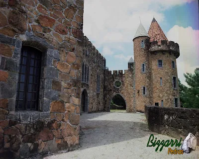 Detalhe com pedra folheta nas requadrações das janelas, pórticos e cantos na construção da torre de pedra no castelo de pedra.