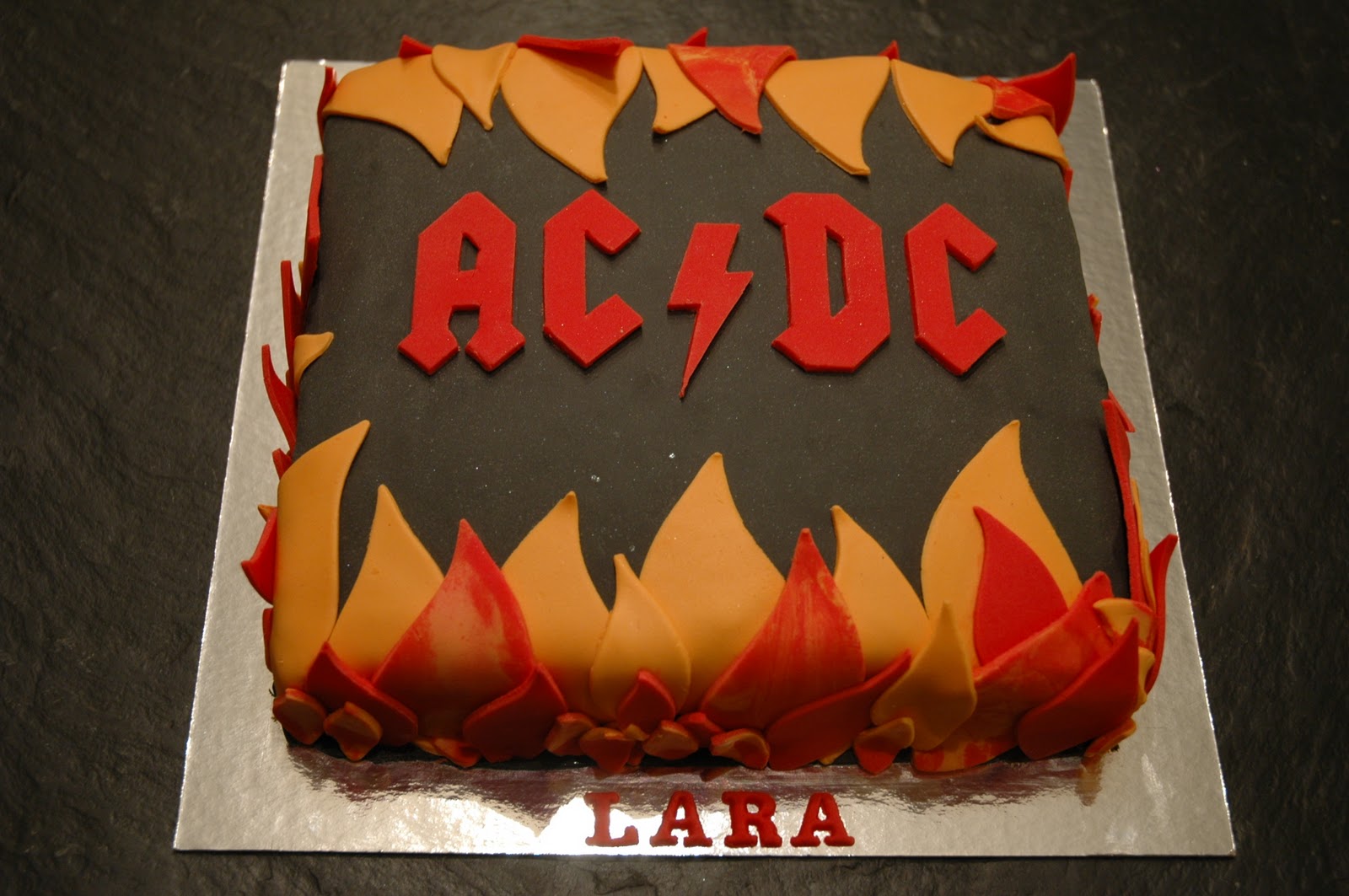La Maison Sucrée: AC DC cake