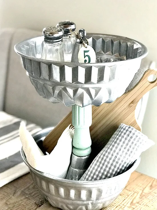 Bakeware tiered tray with napkins