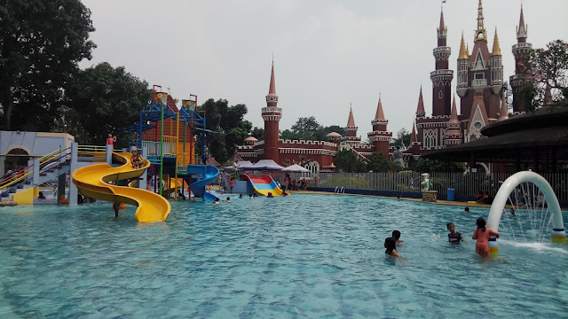 SS Waterpark TMII, Kolam Renangnya Anak-Anak Banget