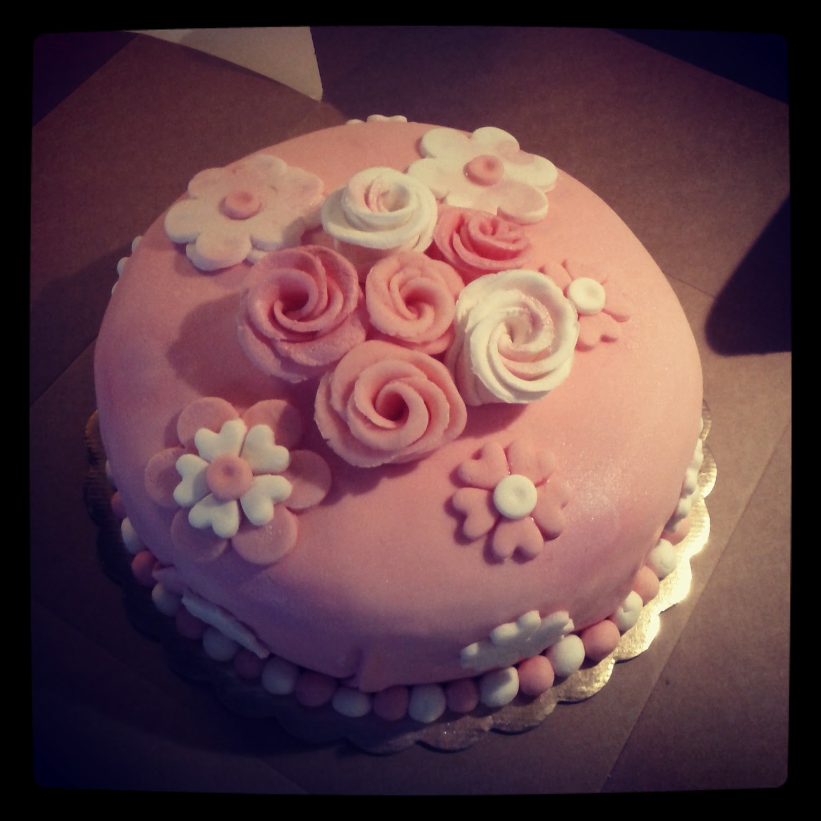 Scrap, cucina e fantasia TORTA FIORI BUON COMPLEANNO jpg (1600x1600)