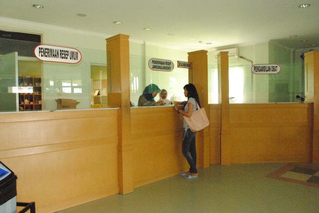 Sistem Antrian Apotik Menggunakan Mesin Antrian Otomatis