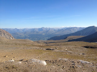 Hochplateau am Kistenpass; im Hintergrund die Bündner Alpen