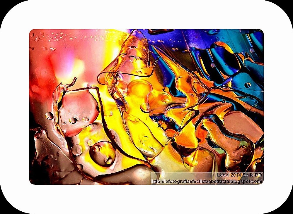 Foto Abstracta 3062 Mujeres alumbradas por el equilibrio faraónico - Women illuminated by Pharaonic equilibrium Foto Abstracta 3062 Mujeres alumbradas por el equilibrio faraónico - Women illuminated by Pharaonic equilibrium