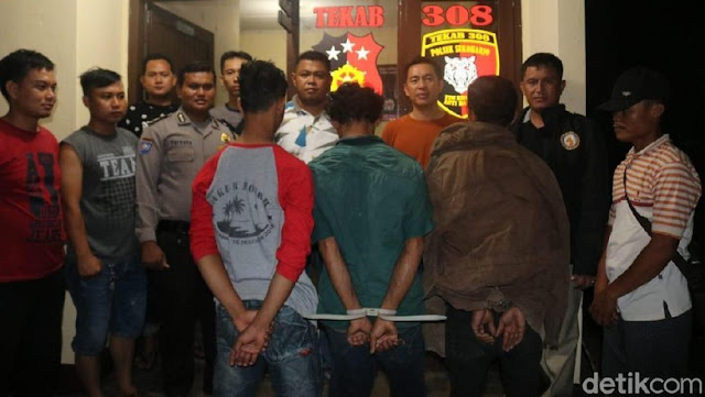 Bejat!! Melakukan Hubungan Sedarah, Ayah dan 2 Anaknya di Lampung Diringkus Polisi Bejat!! Melakukan Hubungan Sedarah, Ayah dan 2 Anaknya di Lampung Diringkus Polisi