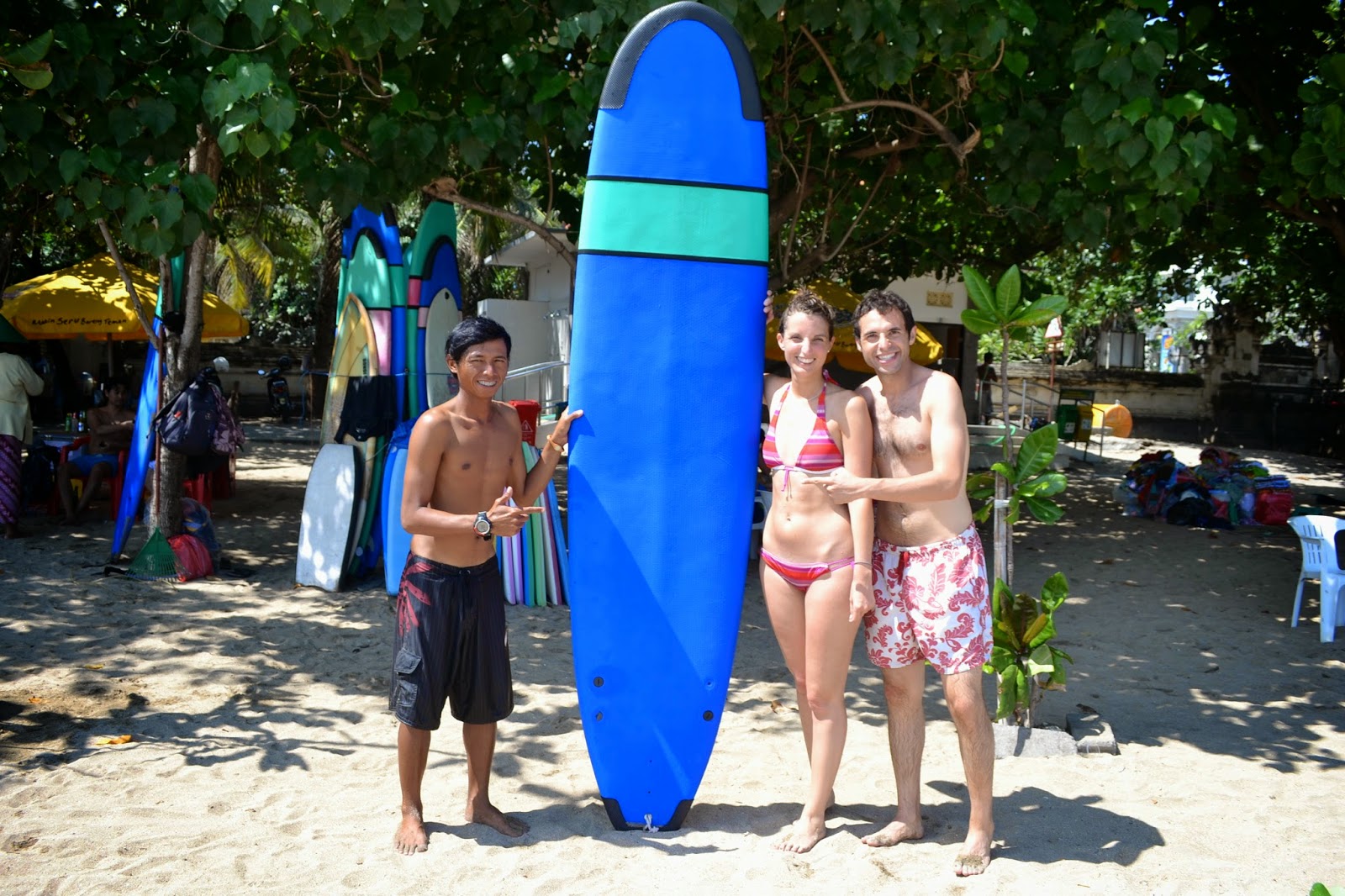 surf en playa de Kuta, Bali, Indonesia