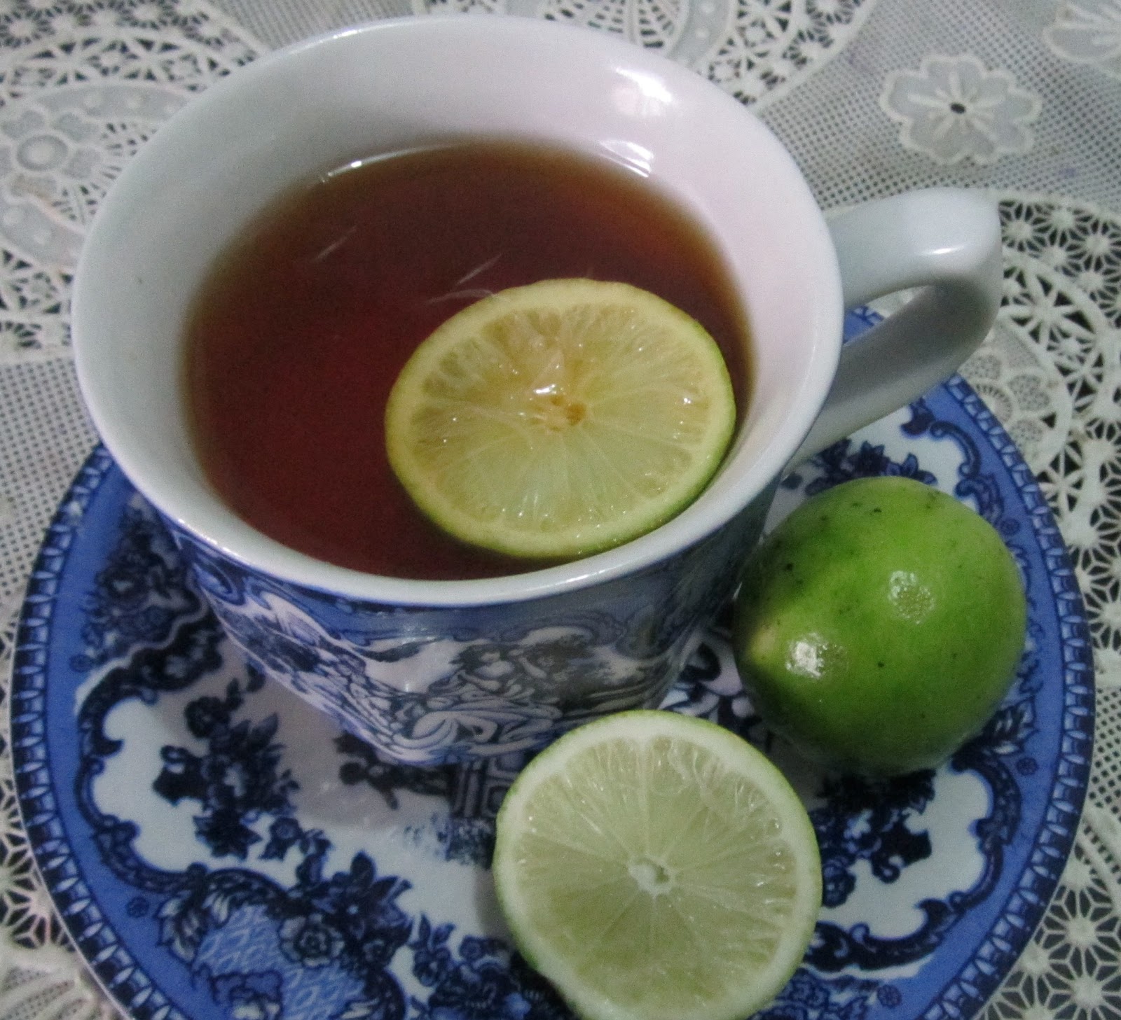 Зеленый чай с лаймом. Чай с лаймом. Чашка чая с лаймом. Черный чай с лаймом.