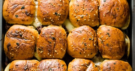 FRENCH ONION BEEF SLIDERS FOR A CROWD #dinner #appetizerrecipe