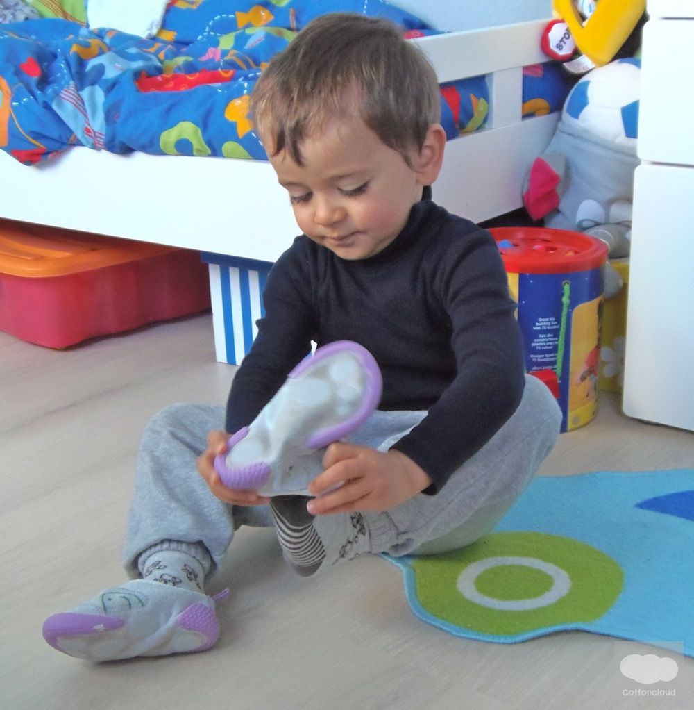 Cottoncloud Ponerse los Zapatos Putting Shoes On