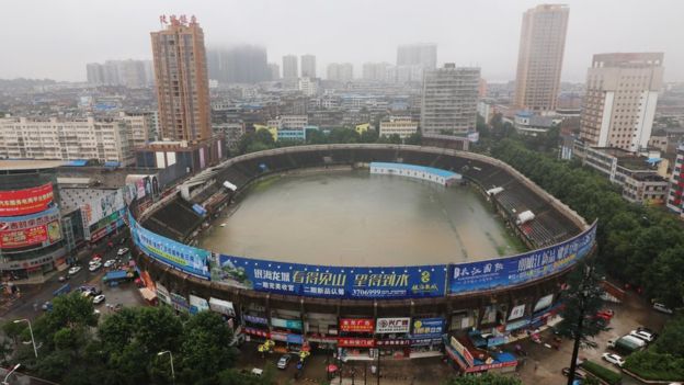 Biblical floods hit China  _90280122_mediaitem90280121