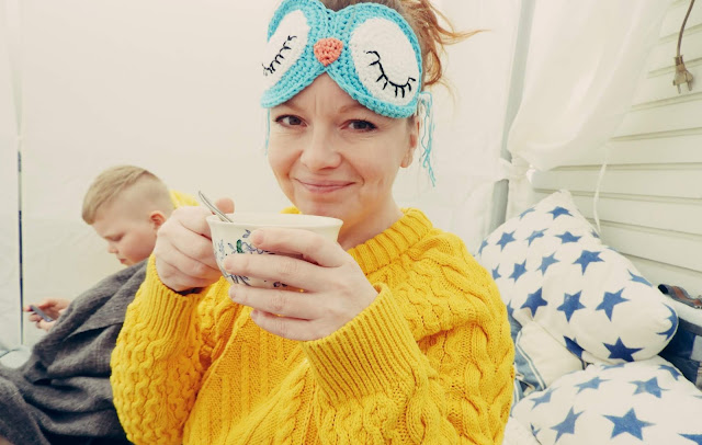 Virkattu pöllö unimaski.