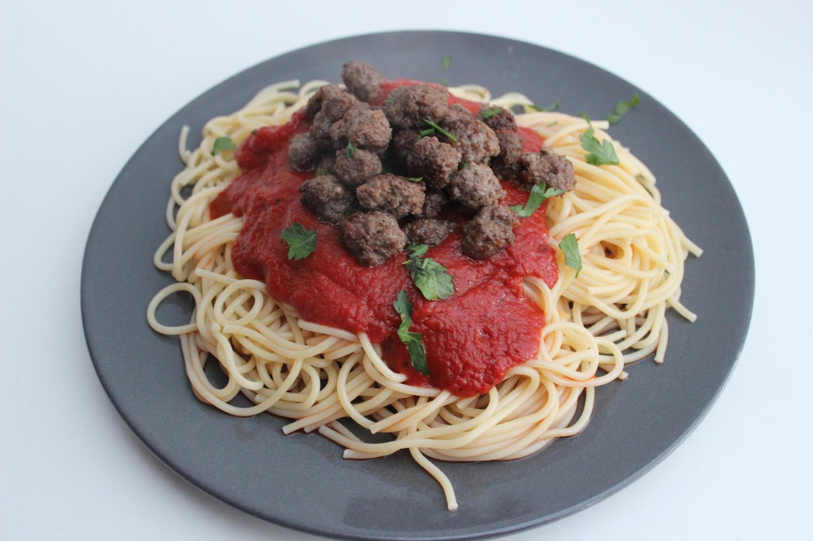 Spaghetti mit Tomatensoße und Hackfleischbällchen