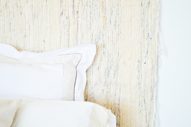 casa-tres-decoracion-dormitorio-cabecero-jarapa-estilo-nordico