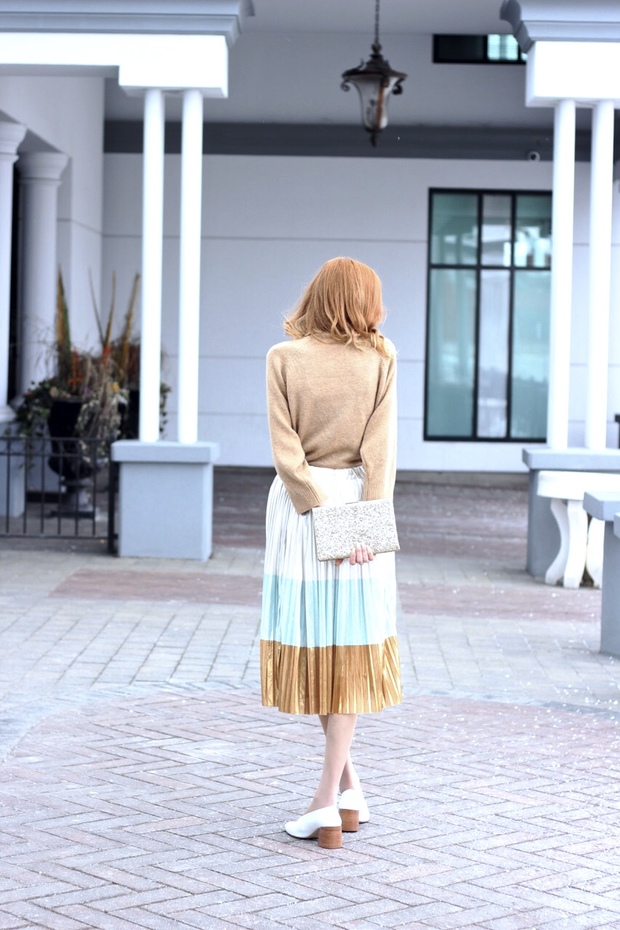 Zara metallic skirt, Zara leather white heels, How to plan a housewarming party, Kate Spade gold glitter clutch