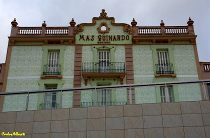 El mas Guinardó des de la Plaça Salvador Riera. Autor: Carlos Albacete