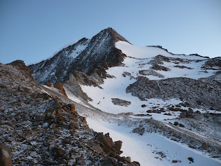 Blick auf den SSO-Grat des Weissmies; der Hauptgipfel ist der linke der beiden Erhebungen