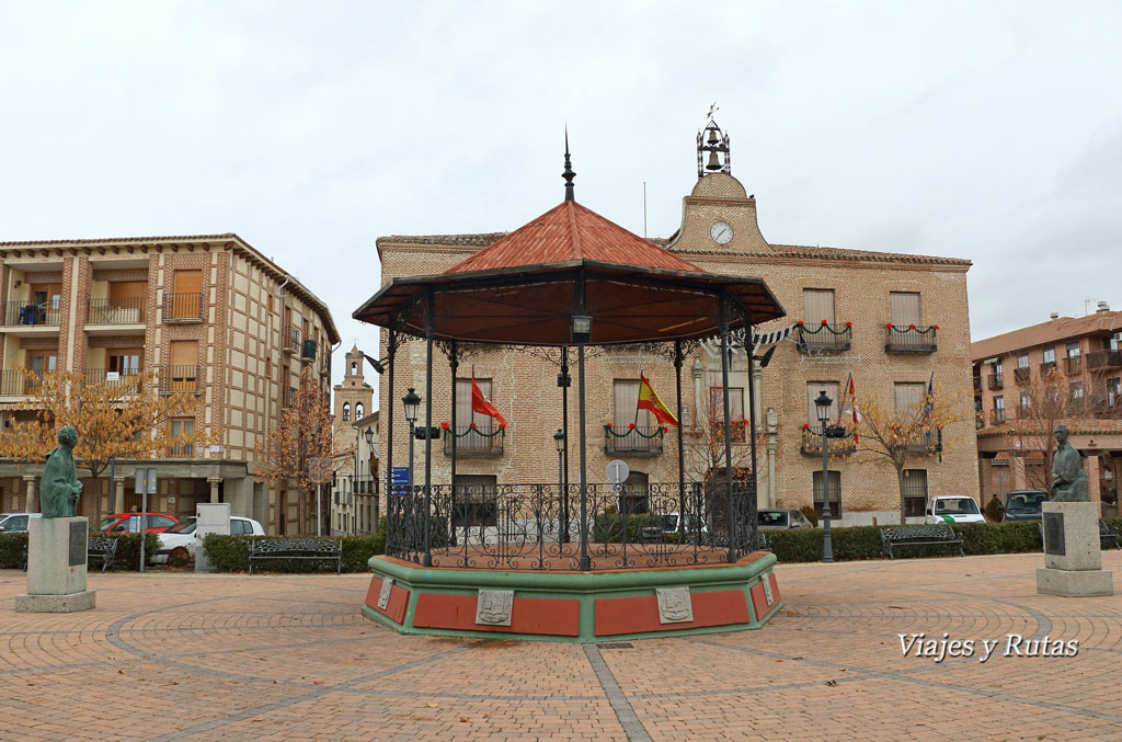Plaza del Real, templete central y ayuntamiento de Arévalo