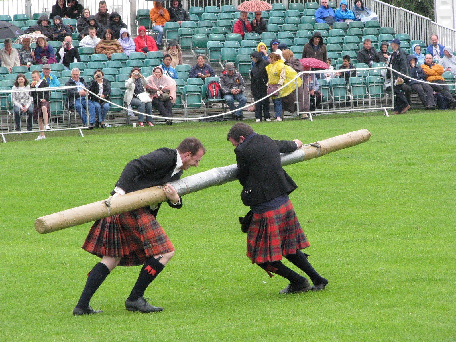 Бой мешками. Играть в бревна. Перетягивание каната в шотландии. Играть в бревна. Битва мешками на бревне.