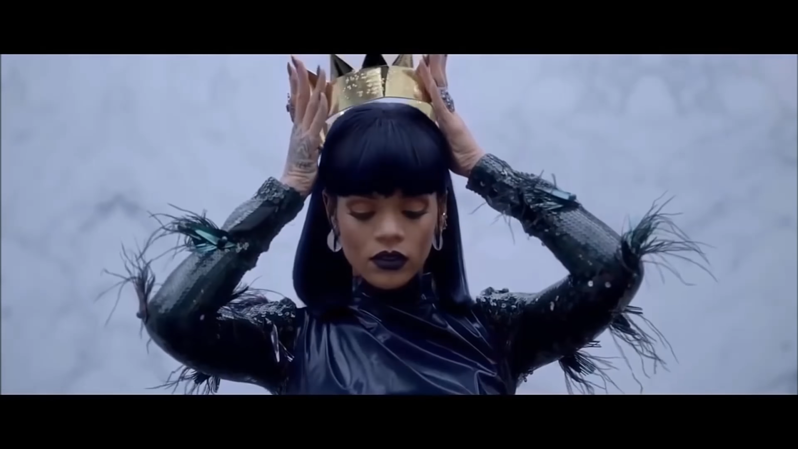 Rihanna love on the brain. Рианна с короной. Рианна надевает корону. Рианна Королева. Мем Рианна с короной.