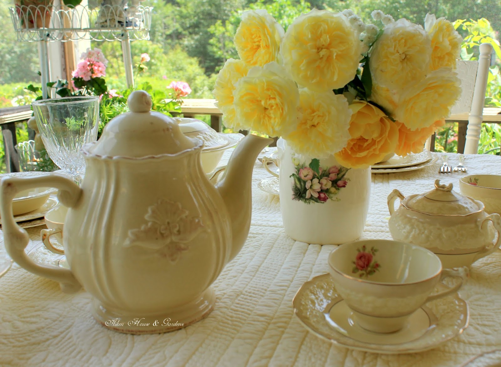 Красивое чаепитие картинки. Айкен Хаус чаепитие. Чаепитие и цветы. Чаепитие в саду. Летнее чаепитие.