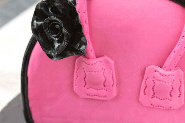 Handbag Cake, this step by step tutorial will guide you through carving and decoarating this showstopper cake. www.goodfoodshared.blogspot.com