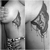 Tatuajes debajo de los senos