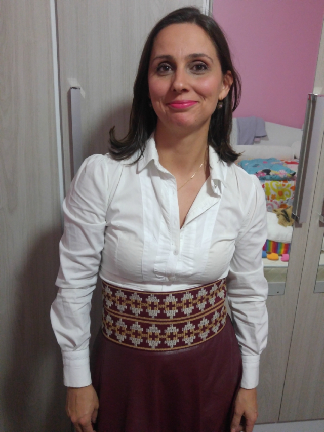 Bem gaúcha, na abertura da Semana Farroupilha - saia de couro vinho, cinto pampa, camisa branca e pala