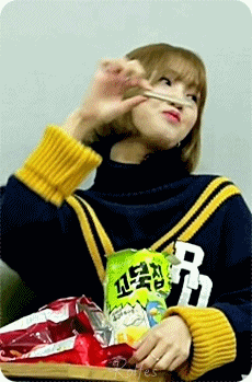 생각보다 높은 과자 칼로리를 보고 깜놀하는 오마이걸 미미.gif | 인스티즈