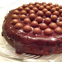 Bolo de nutella com cobertura de maltesers