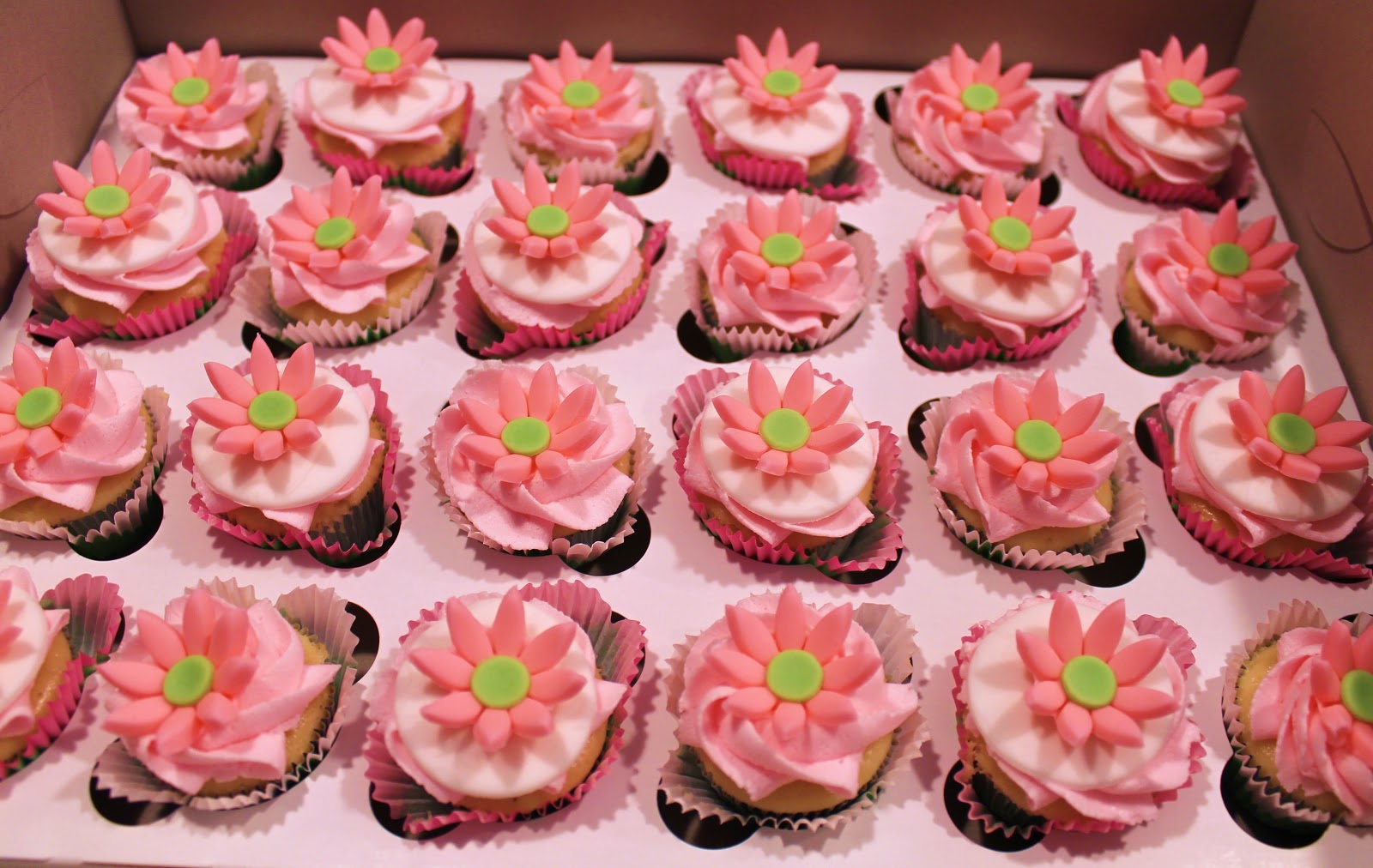 Creative Cakes by Lynn Mini Tea Time Cupcakes