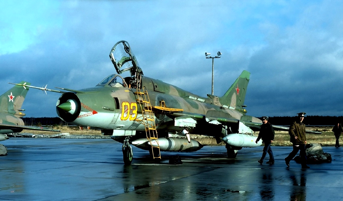 Самолет 17 апреля. Самолет Су-17м4. Су-17 истребитель. Истребитель-бомбардировщик Су-17м4. Су-17 ВВС СССР.
