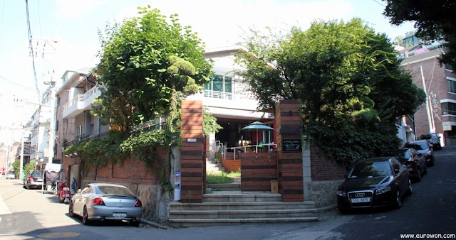 Exterior del hostel KpopStay situado en Hongdae