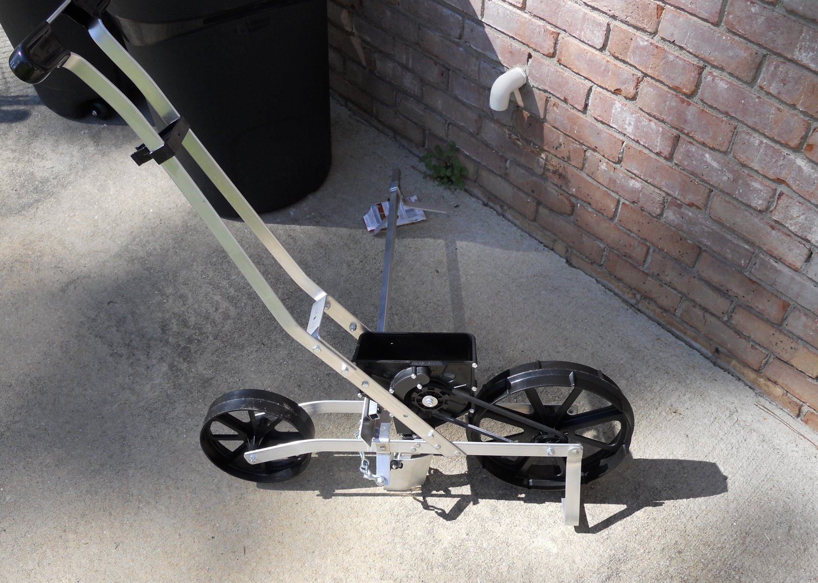 Georgia Home Garden: Earthway Precision Garden Seeder Review - Model 1001 B