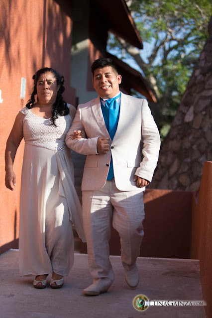 Su fotógrafo aprovechó a tomar los detalles más importantes de la boda:  El hermoso vestido,  La boda de Elizabeth y Joaquín se llevo a cabo el día 09 de enero del 2017 en Bahías de Huatulco Oax. en el Hotel Las Brisas Huatulco.