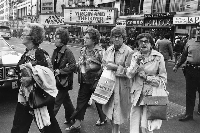 19 Amazing Vintage Photographs Captured Street Scenes of Times Square ...