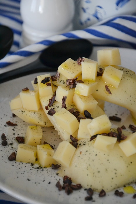 insalata di pere ed emmenthal al sale nero e fave di cacao