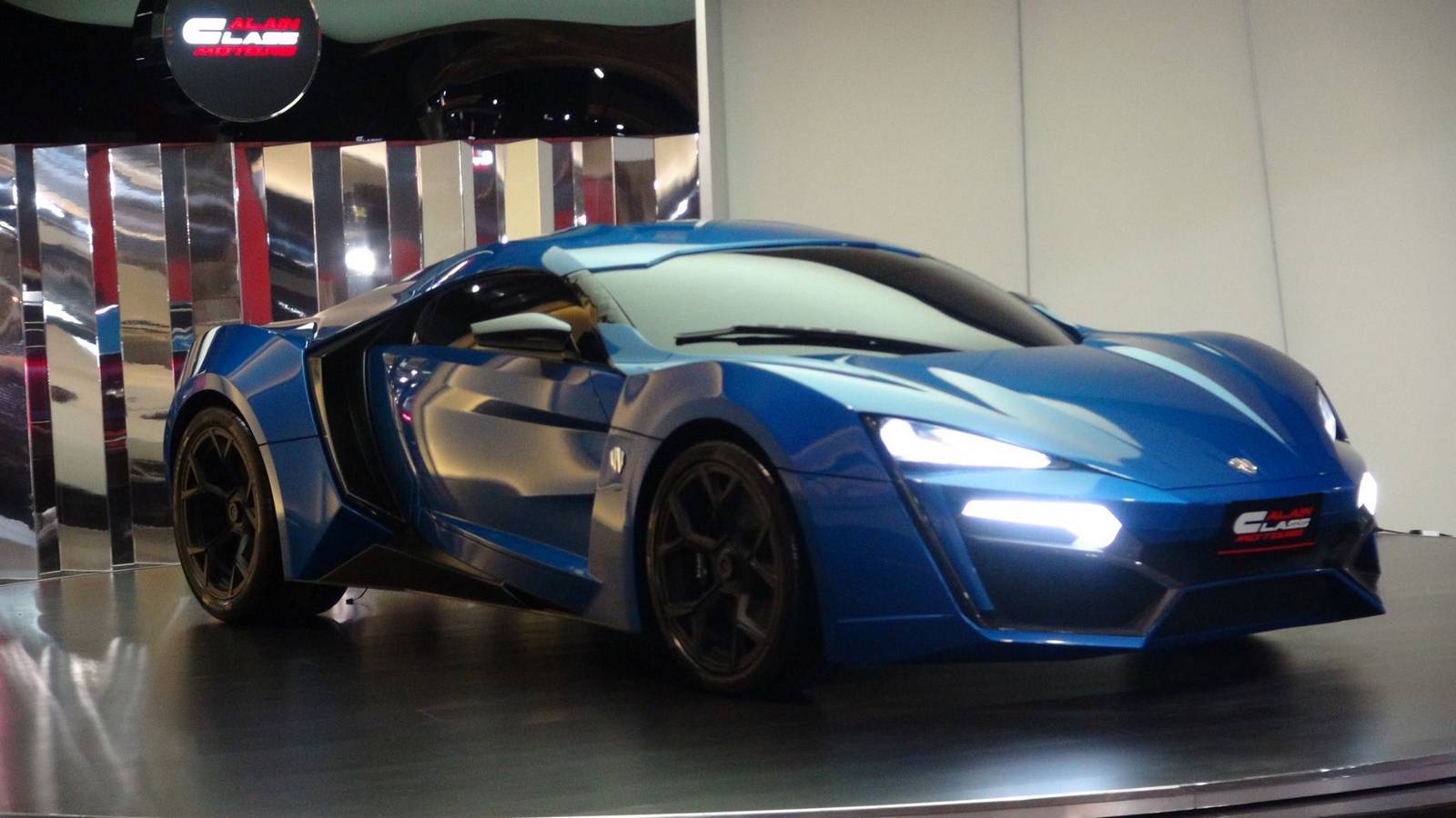 Lykan Hypersport в автосалоне