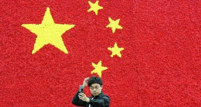 Autoscatto con bandiera cinese sullo sfondo...