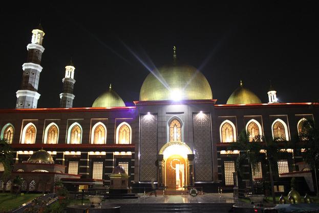 Wisata Masjid Kubah Emas Depok