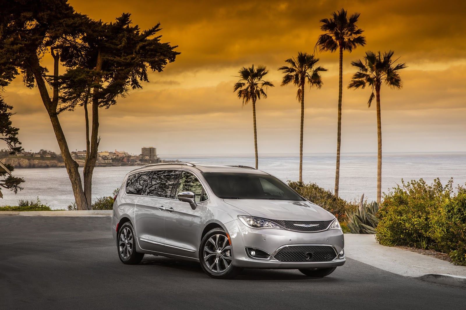 Chrysler Pacifica Named 'Family Car of the Year' by Cars.com for the