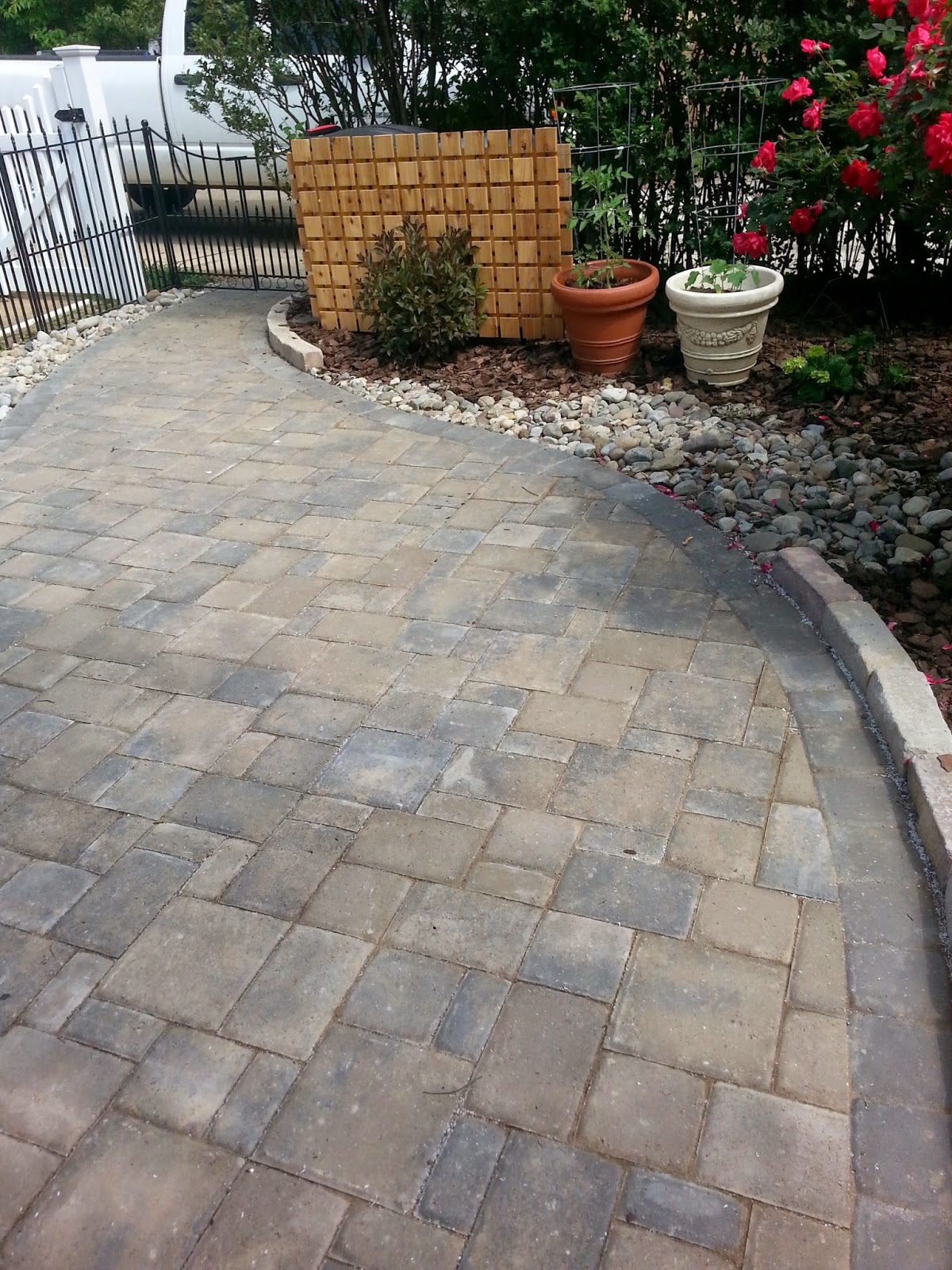 Custom Stoneworks & Design Inc. Catonsville patio with edgers and