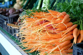 Auf einem Marktstand, Nahaufnahme von mehreren Karotten im Bund