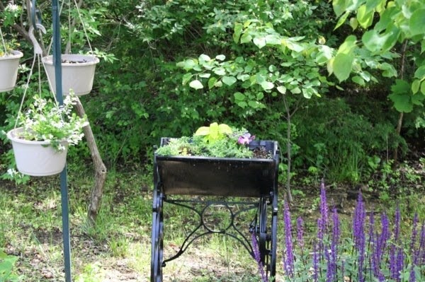 Old furniture redesign &#8211; the old sewing machine use as vintage furniture