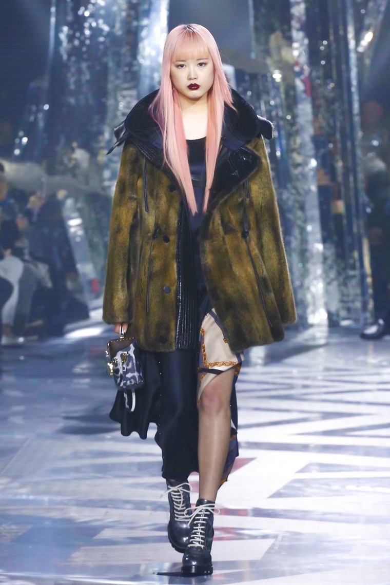 Louis Vuitton Fall/Winter 2016-2017 RTW PFW louis-vuitton-fall-winter-2016-2017-collection-paris-fashion-week, louis-vuitton-fall-winter-2016-2017, louis-vuitton-fall-winter-2016, louis-vuitton-fall-winter-2017, louis-vuitton-fall-winter, louis-vuitton-fall, louis-vuitton-fall-2016-2017, louis-vuitton-fall-2016, louis-vuitton-fall-2017, louis-vuitton-automne-hiver, louis-vuitton-automne-hiver-2016-2017, louis-vuitton-automne-hiver-2016, louis-vuitton-automne-hiver-2017, louis-vuitton-aw-2016, paris-fashion-week-2016, dudessinauxpodiums, du-dessin-aux-podiums